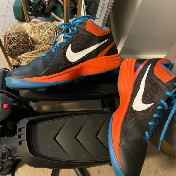 Nike Basketball Sneakers! Mens Size 10 - Picture 6 of 7